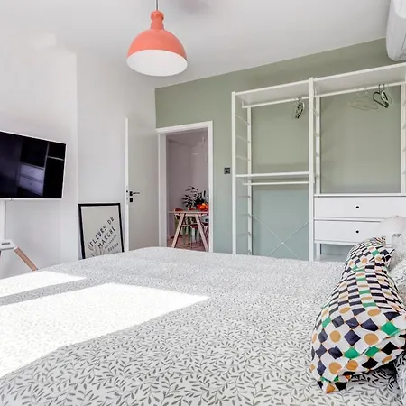 Quiet Elegance In Center Апартаменты *